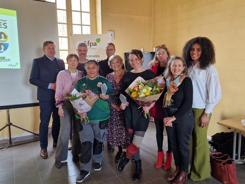 Edwige Cagnat et Bérénice Philibert ont reçu les trophées Passionn’Elle et Pluri’Elle pour récompenser leur parcours. © Afpa