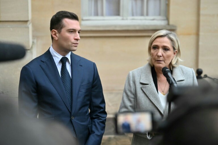 Le président du Rassemblement national Jordan Bardella et la présidente du groupe RN à l'Assemblée Marine Le Pen, le 16 décembre 2024 devant Matignon, à Paris © LOU BENOIST