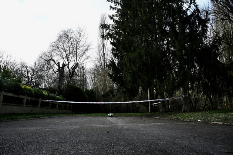 Un ruban de balisage apposé par la police après la disparition d'une fillette de 11 ans retrouvée morte, le 8 février 2025 à Longjumeau, dans l'Essonne © JULIEN DE ROSA