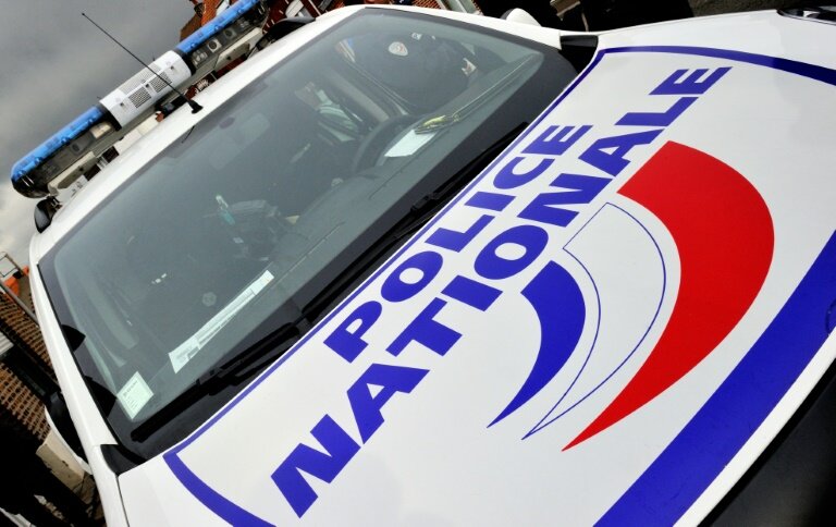 Un homme porteur de deux sabres décrit comme "déséquilibré", qui "menaçait directement des policiers" dimanche à Vitry-sur-Seine (Val-de-Marne), au sud de Paris, a été grièvement blessé par balle par un des fonctionnaires © PHILILPPE HUGUEN