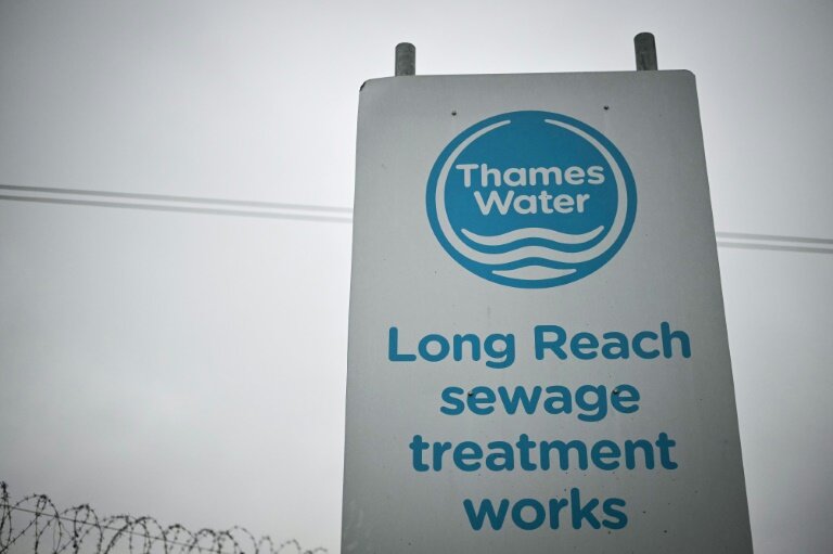 Un panneau avec le logo de Thames Water à l'entrée de la station d'épuration de Long Reach, à Dartford, à l'est de Londres, le 17 décembre 2024 © Ben STANSALL