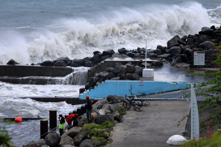 Fortes vagues à l'approche de la tempête tropicale Garance à La Possession, sur l'île de la Réunion, le 26 février 2025 © Richard BOUHET