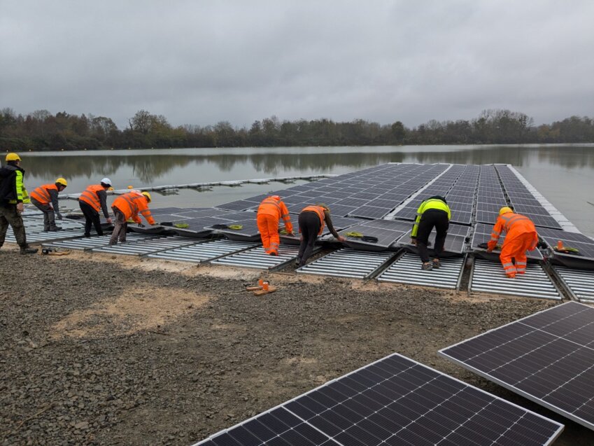 À Gueugnon, les gravières de l’Arroux se transforment pour accueillir des centrales solaires flottantes. © Verso Energy