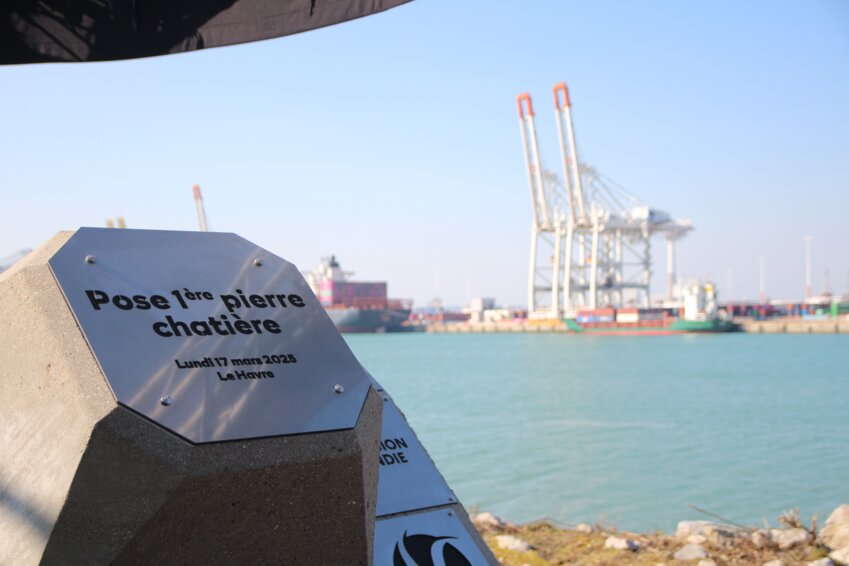 La nouvelle digue devrait être opérationnelle au 1er semestre 2027 et permettra aux barges fluviales d'accéder aux terminaux maritimes sans passer par la mer. (© Aletheia Press / B.Delabre)