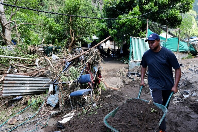 Un habitant au milieu des décombres après le passage du cyclone Garance sur l'île de La Réunion à La Colline, près de Saint-Denis de La Réunion, le 2 mars 2025 © Richard BOUHET