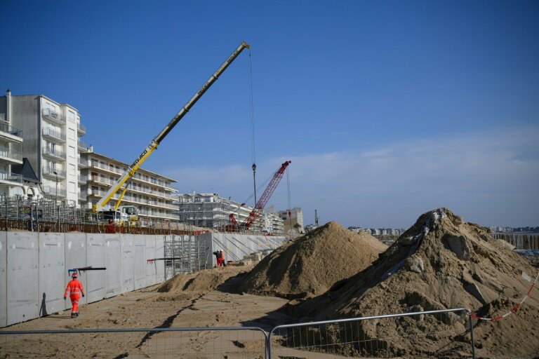 Un chantier de construction d'une digue, pour réduire les risques d'inondation et d'érosion en cas d'élévation du niveau de la mer, à La Baule, dans le Loire-Atlantique, le 4 mars 2025 © Loic VENANCE