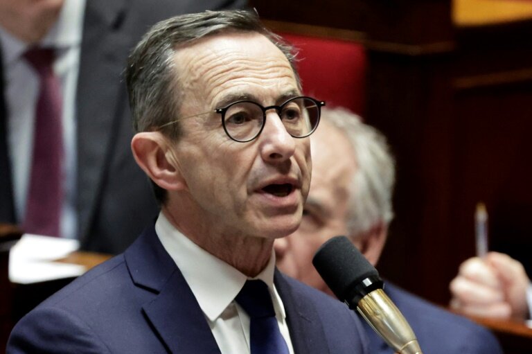 Le ministre de l'Intérieur Bruno Retailleau, longtemps réputé proche de François Fillon, a pris ses distances sur l'Ukraine avec l'ancien candidat LR à l'Elysée qui a attribué "une part de responsabilité" à Volodymyr Zelensky dans la guerre avec la Russie © STEPHANE DE SAKUTIN