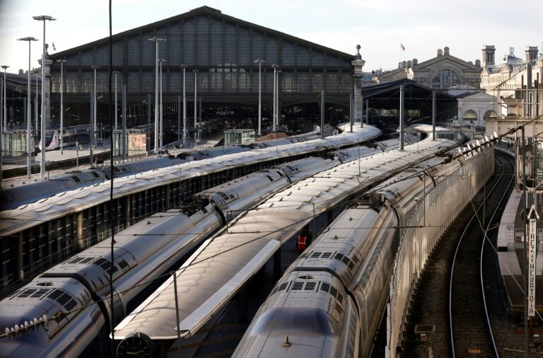 Des trains stationnés à la gare du Nord à Paris le 7 mars 2025, suite à la découverte d'une bombe de la Seconde Guerre mondiale © GEOFFROY VAN DER HASSELT