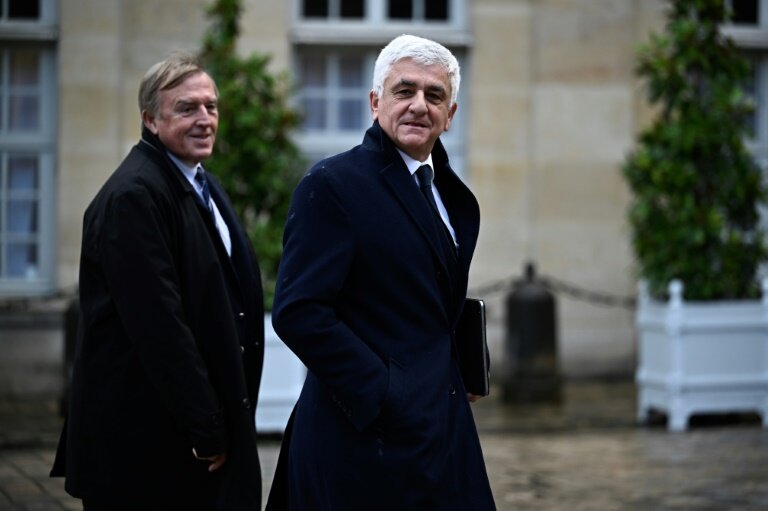 Le président de la région Normandie Hervé Morin (au premier plan), à Matignon à Paris, le 19 décembre 2024 © JULIEN DE ROSA