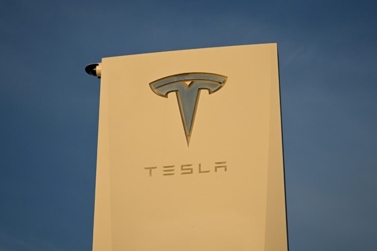 L'action du pionnier des véhicules électriques Tesla a chuté de plus de 15% à la Bourse de New York lundi © Patrick T. FALLON
