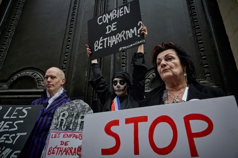 Des militants demandent des "actions fortes" après les accusations de violences sexuelles concernant l'école de Bétharram, devant le ministère de l'Education nationale à Paris, le 10 mars 2025 © Kiran RIDLEY