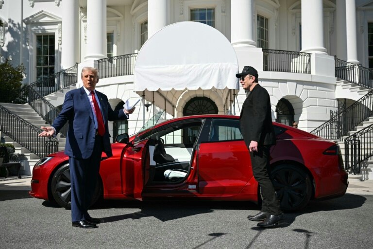 Donald Trump et Elon Musk posent devant une voiture Tesla à la Maison Blanche à Washington, le 11 mars 2025 © Mandel NGAN