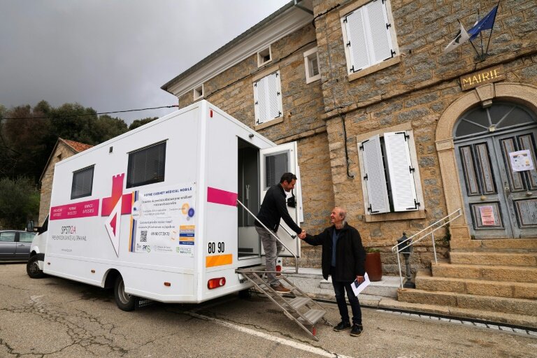 Un docteur accueille un patient dans un Médicobus à Pila-Canale, en Corse-du-Sud, le 11 mars 2025 © Pascal POCHARD-CASABIANCA