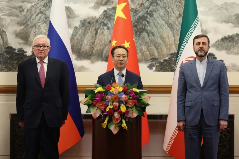 Les vice-ministres des Affaires étrangères Ma Zhaoxu (Chine, centre), Sergueï Riabkov (Russie, gauche) et  Kazem Gharibabadi (Iran, droite) face à la presse, le 14 mars 2025 à Pékin © Lintao Zhang