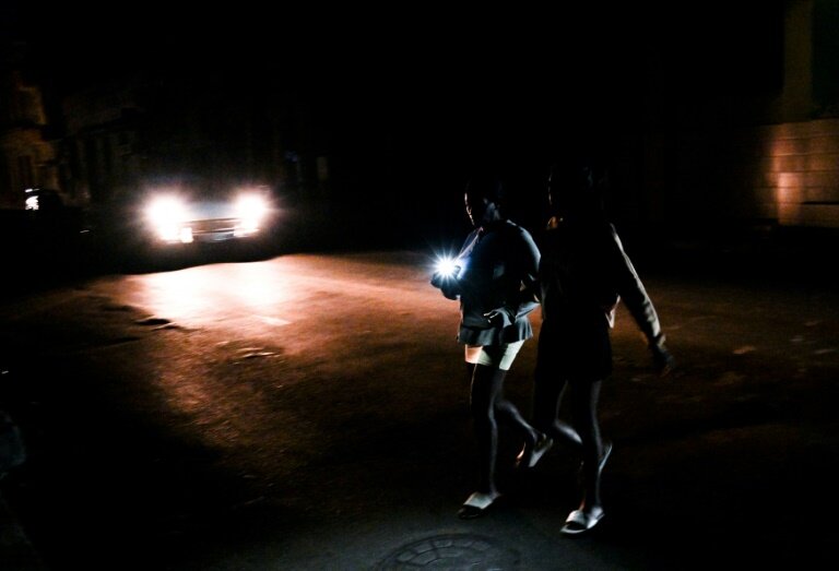 Des Cubains dans une rue de La Havane pendant une panne générale de courant, le 14 mars 2025 © YAMIL LAGE