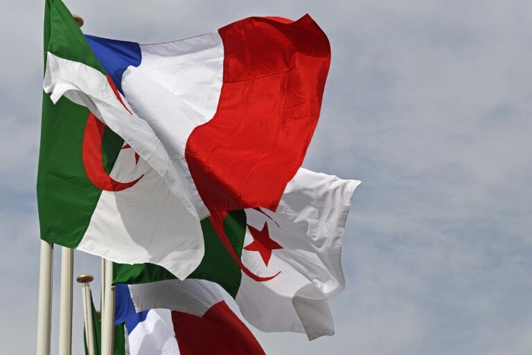Des drapeaux algériens et français à Alger, le 9 octobre 2022 © Alain JOCARD