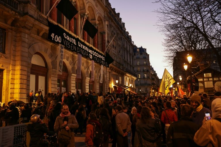 Des personnes se rassemblent pour manifester contre l'ordre donné par le préfet de police de Paris d'évacuer la Gaîté Lyrique, une salle parisienne de spectacle occupée depuis trois mois par 450 jeunes migrants, à Paris le 17 mars 2025 © Thibaud MORITZ