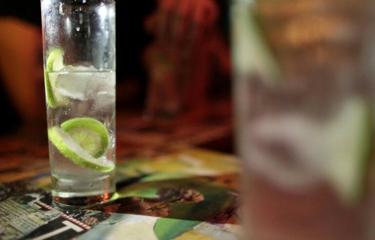 Des cocktails dans un bar à Paris, le 11 juillet 2013 © Kenzo TRIBOUILLARD