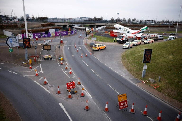 Les accès à l'aéroport de Heathrow fermés après un incendie dans une sous-station électrique, le 21 mars 2025 à l'ouest de Londres © BENJAMIN CREMEL