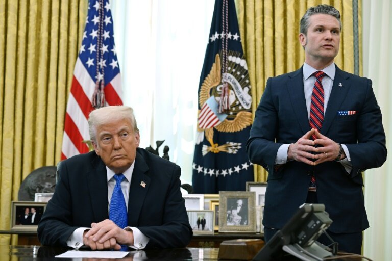 Le président américain Donald Trump (g) et le ministre de la Défense Pete Hegseth (d) dans le Bureau ovale, à la Maison Blanche, le 21 mars 2025 © Annabelle Gordon