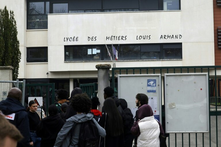 Des jeunes entrent dans le lycée Louis Armand le 25 mars 2025 à Yerres, en banlieue parisienne, au lendemain du décès d'un adolescent de 17 ans poignardé devant l'établissement © GEOFFROY VAN DER HASSELT