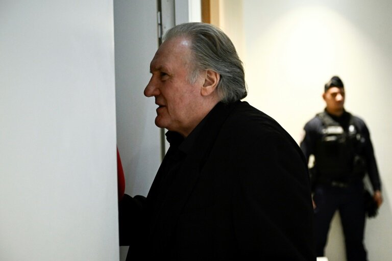 Gérard Depardieu au tribunal de Paris, où il est jugé pour agression sexuelle, le 27 mars 2025 © JULIEN DE ROSA