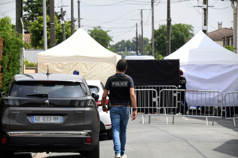 Un policier participe, le 24 mai 2023, à la reconstitution du meurtre de Chahinez Daoud, tuée en 2021 à Mérignac, près de Bordeaux © MEHDI FEDOUACH