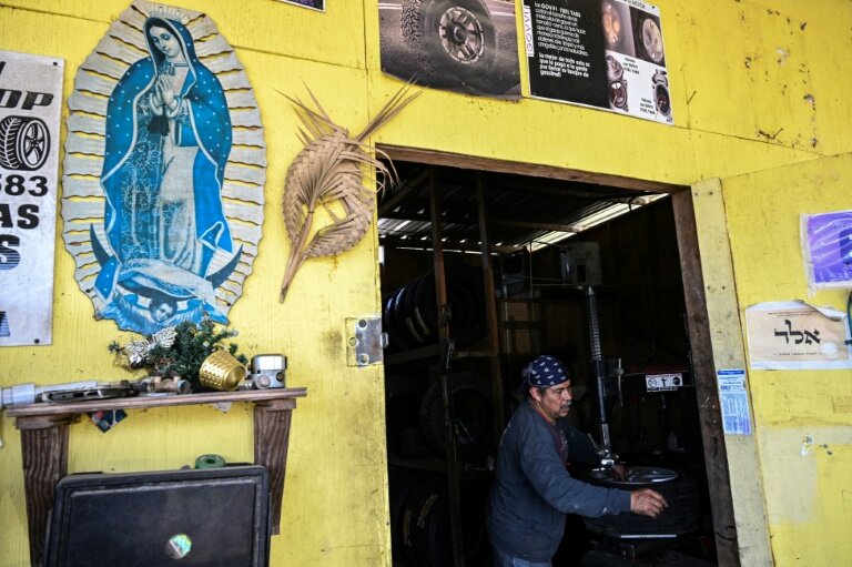 Erik Payan dans son magasin à Cleveland, au Texas, le 25 mars 2025 © RONALDO SCHEMIDT