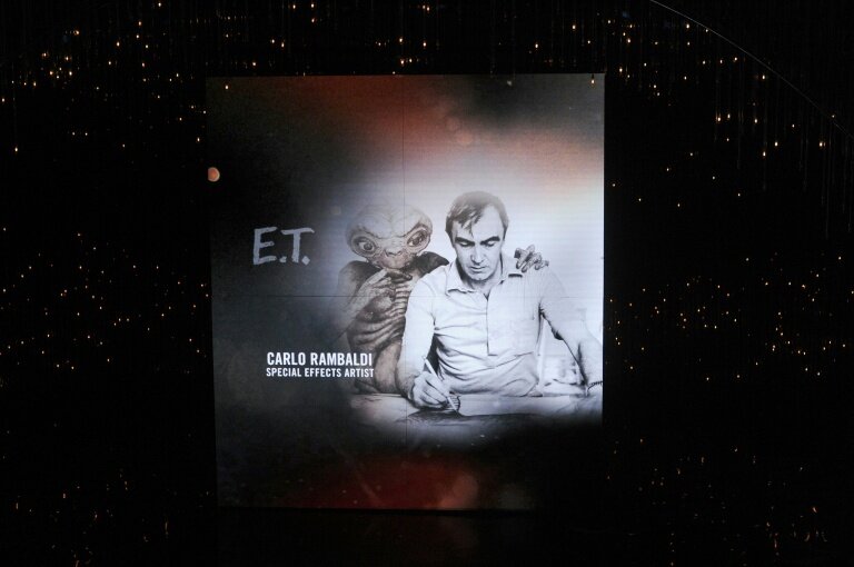 Une affiche de l'artiste d'effets spéciaux Carlo Rambaldi et d'E.T. sur un écran pendant les Oscars au Dolby Theatre, le 24 février 2013 à Hollywood, en Californie © KEVIN WINTER