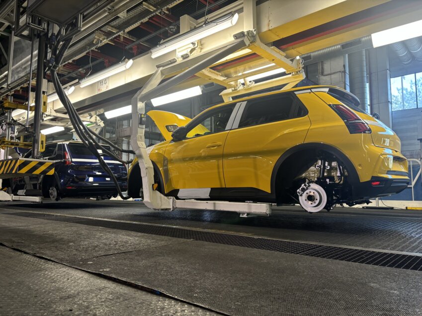 La R5, le modèle de citadine électrique de Renault sur une ligne de production dans l'usine du constructeur à Douai. © Marie Boullenger