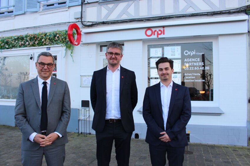 Devant la toute première agence Orpi Villages, place des Pilotes à Saint-Valery-sur-Somme : Guillaume Martinaud, le président de la coopérative Orpi, Pierre-Alexis Caron, directeur de l'agence, et Maxime Lefèvre, responsable de l'agence.