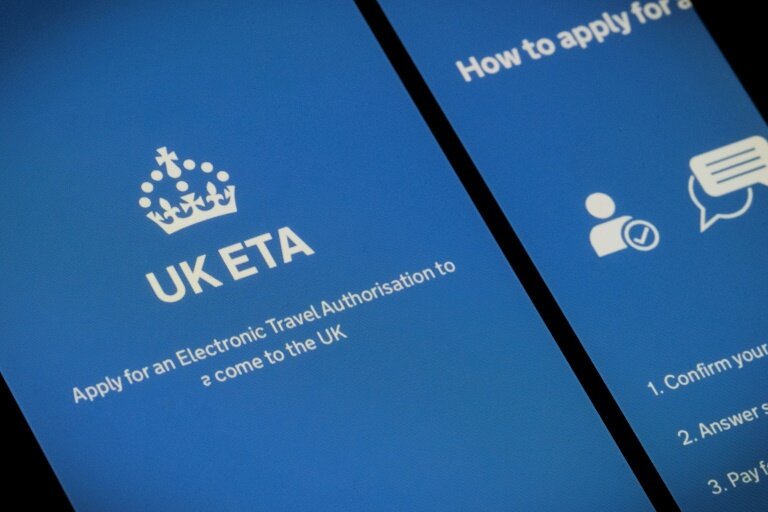 L'écran d'un smartphone affichant le logo de l'application d'autorisation de voyage électronique (ETA) du Royaume-Uni à Toulouse, dans le sud-ouest de la France, le 28 mars 2025 © Lionel BONAVENTURE