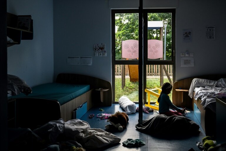 Des enfants jouent dans leur chambre du foyer d'accueil "La Maison", à Charbonnieres-les-Bains (Rhône), le 25 mai 2022 © JEFF PACHOUD