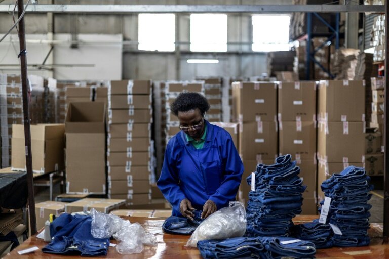 Un ouvrier plie des jeans à l'usine textile Afri-Expo de Maseru, au Lesotho, le 19 mars 2025 © Roberta Ciuccio