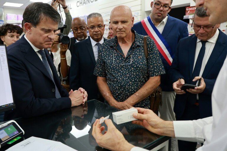 Le ministre des Outre-mer Manuel Valls lance la campagne de vaccination contre le chikungunya le 7 avril 2025 à L'Etang-Salé, à La Réunion © Richard BOUHET
