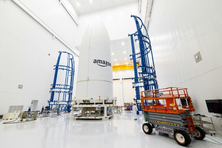 Photo diffusée par Amazon, le 2 avril 2025, montrant les satellites du projet Kuiper encapsulés dans la coiffe d'une fusée Atlas V au centre de traitement des satellites d'Amazon à Cap Canaveral, en Floride, en mars 2025 © -