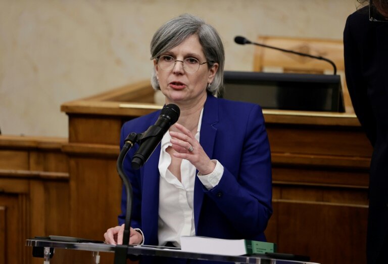 La députée écologiste Sandrine Rousseau présente le rapport de la commission d'enquête de l'Assemblée nationale sur les violences sexuelles dans la culture, le 9 avril 2025 à Paris © STEPHANE DE SAKUTIN