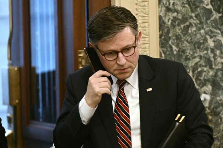 Le président républicain de la Chambre américaine des représentants, Mike Johnson, parle au téléphone à l'issue d'une réunion avec le président Donald Trump, le 8 avril 2025 au Capitole à Washington © Brendan SMIALOWSKI