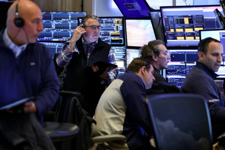 Des traders devant leurs écrans à la Bourse de New York, le 10 avril 2025 © CHARLY TRIBALLEAU