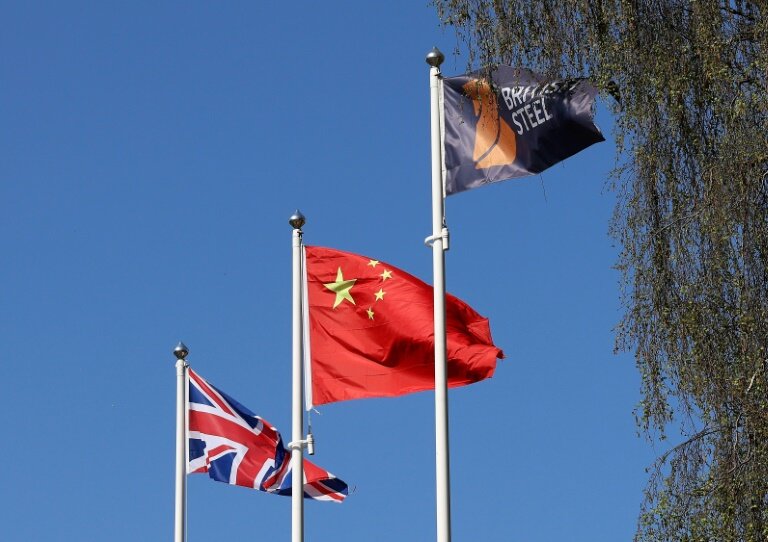 Les drapeaux de la Chine et du Royaume-Uni devant l'usine de British Steel à Scunthorpe, dans le nord-est de l'Angleterre, le 10 avril 2025. © Darren Staples