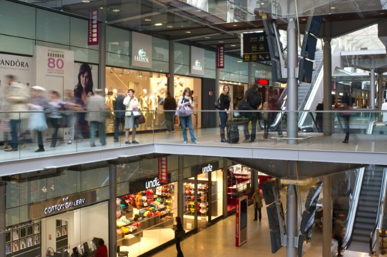 La galerie commerçante de la gare Saint-Lazare à Paris, le 30 mars 2012 © MARTIN BUREAU
