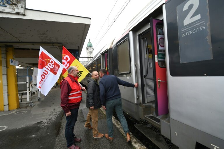 Des militants syndicaux sur un quai de la gare de Limoges où le "train de la colère" fait un arrêt le 15 avril 2025 © PASCAL LACHENAUD