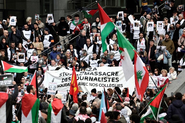 Manifestation de soutien aux journalistes palestiniens devant l'Opéra Bastille à Paris, le 16 avril 2025 © STEPHANE DE SAKUTIN