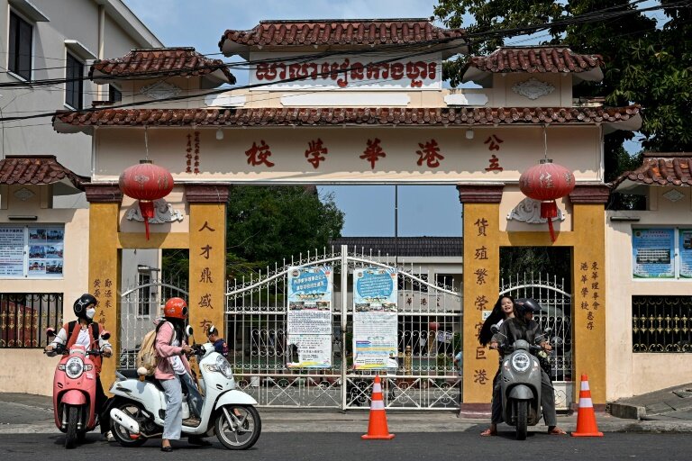Des élèves devant l'entrée d'une école de langue chinoise à Sihanoukville, le 9 avril 2025 au Cambodge © TANG CHHIN Sothy