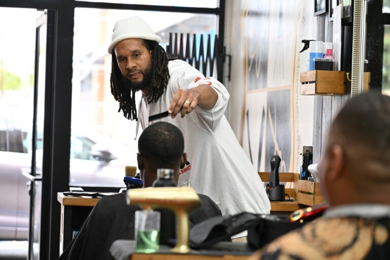 OJ Longmire, propriétaire d'un salon de coiffure et barbier en Californie, le 16 avril 2025 © Robyn Beck