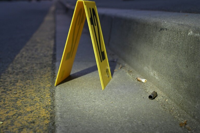 Une douille sur le sol repérée par un chevalet installé par la police, à Rennes, le 17 avril 2025 © Damien MEYER