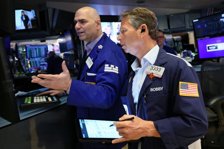 Traders sur le parquet du New York Stock Exchange, dans la journée du 22 avril 2025, qui a vu le Dow Jones gagner 2,66%, hausse qui pourrait se poursuivre mercredi, les contrats à terme progressant à nouveau. © Michael M. Santiago