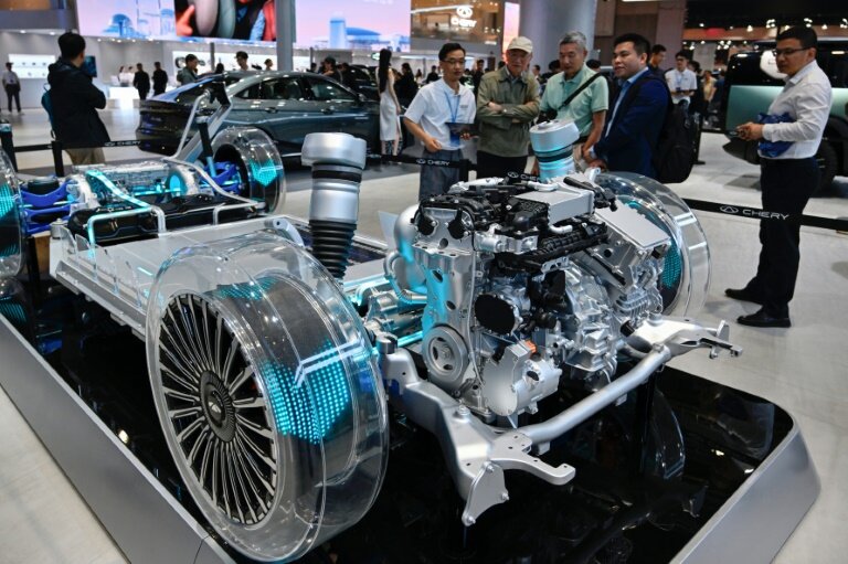 Plateforme d'un véhicule électrique équipé d'une batterie et de moteurs électriques, mais aussi d'un petit générateur à essence, au Salon international de l'industrie automobile de Shanghai, le 25 avril 2025 © WANG Zhao