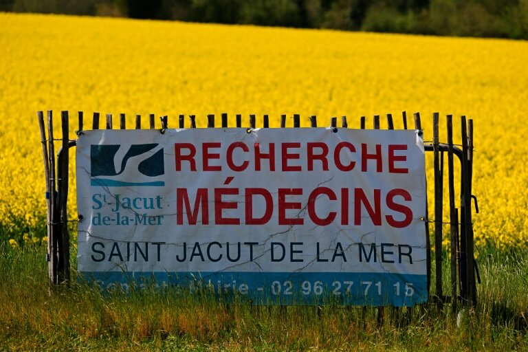 Une affiche de recrutement de médecins à Saint-Jacut-de-la-mer, dans l'ouest de la France, le 11 avril 2025 © Damien MEYER