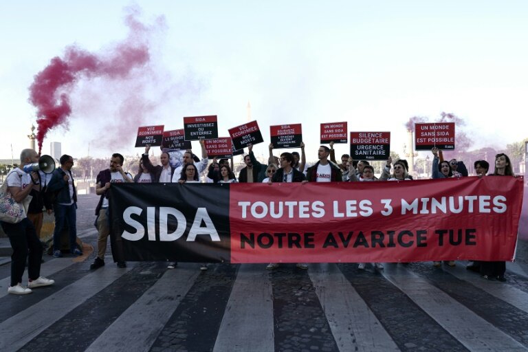 Une quarantaine de personnes se sont rassemblées pour dénoncer la suspension de l'aide américaine à la lutte contre le sida et réclamer un soutien accru de la France, le 29 avril 2025, place de la Concorde près de l'ambassade américaine, à Paris © Thibaud MORITZ